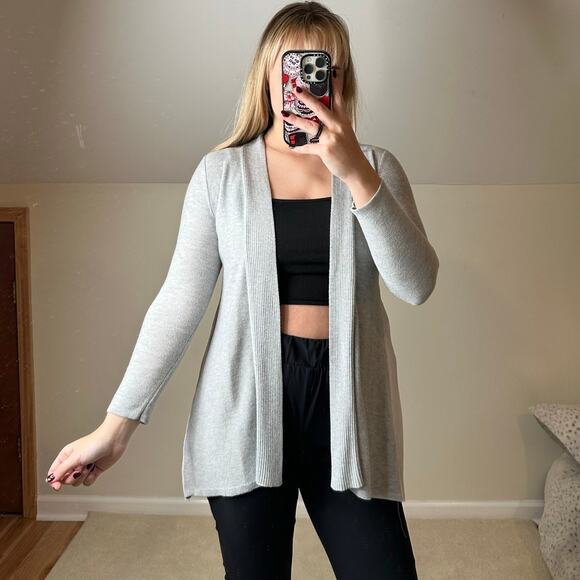 Fever: Gray and White Silky Pleated Cardigan - Picture 2 of 6